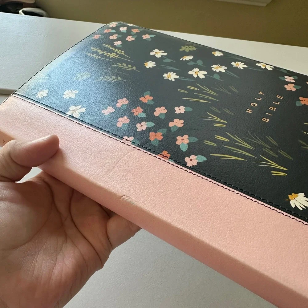 Tyndale NLT Thinline Reference Bible Large Print Floral Zippered Never Used Boho